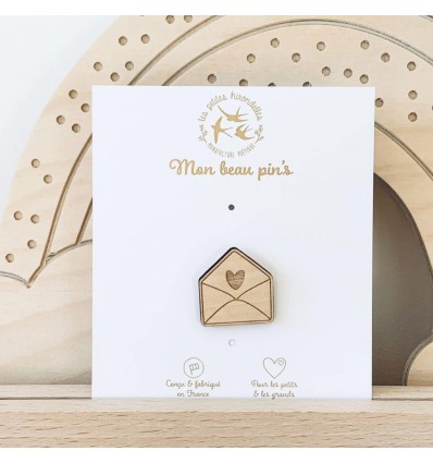 Pin's en bois enveloppe coeur - Les Petites Hirondelles